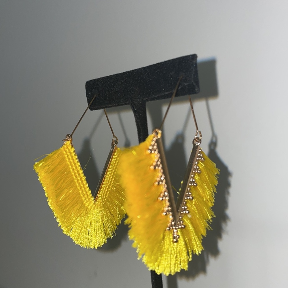 💛 Yellow V-Shaped Gold Hoop Earrings - Picture 2 of 3